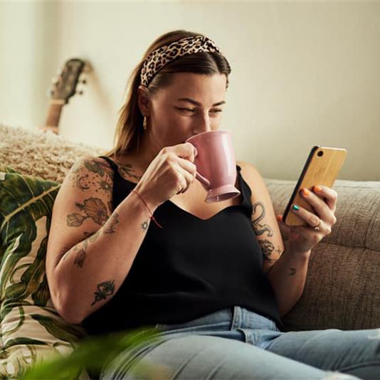 woman-having-coffee-using-smartphone